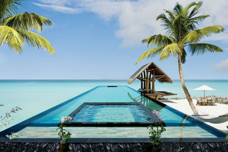 Top-10-of-the-most-beautiful-hotel-pools-OneOnly-Reethi-Rah